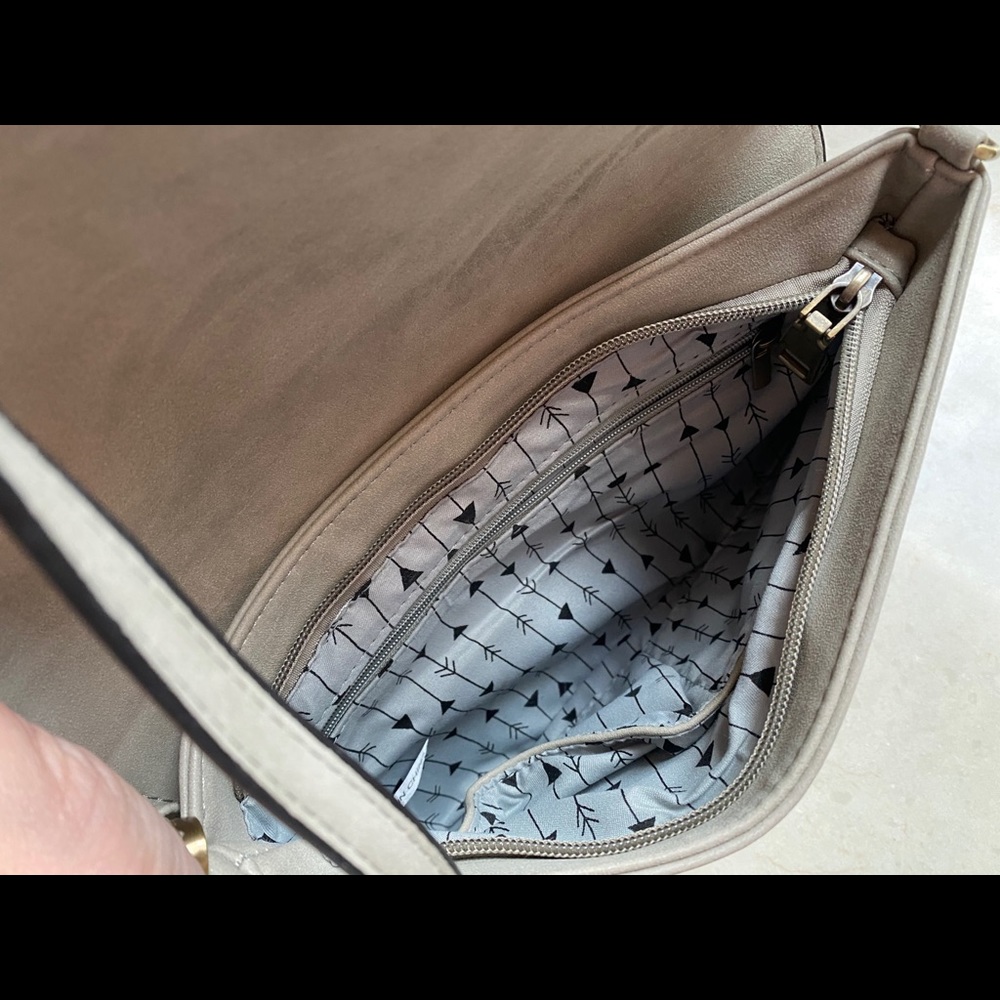Grey purse. No name just fashion - Picture 3 of 7